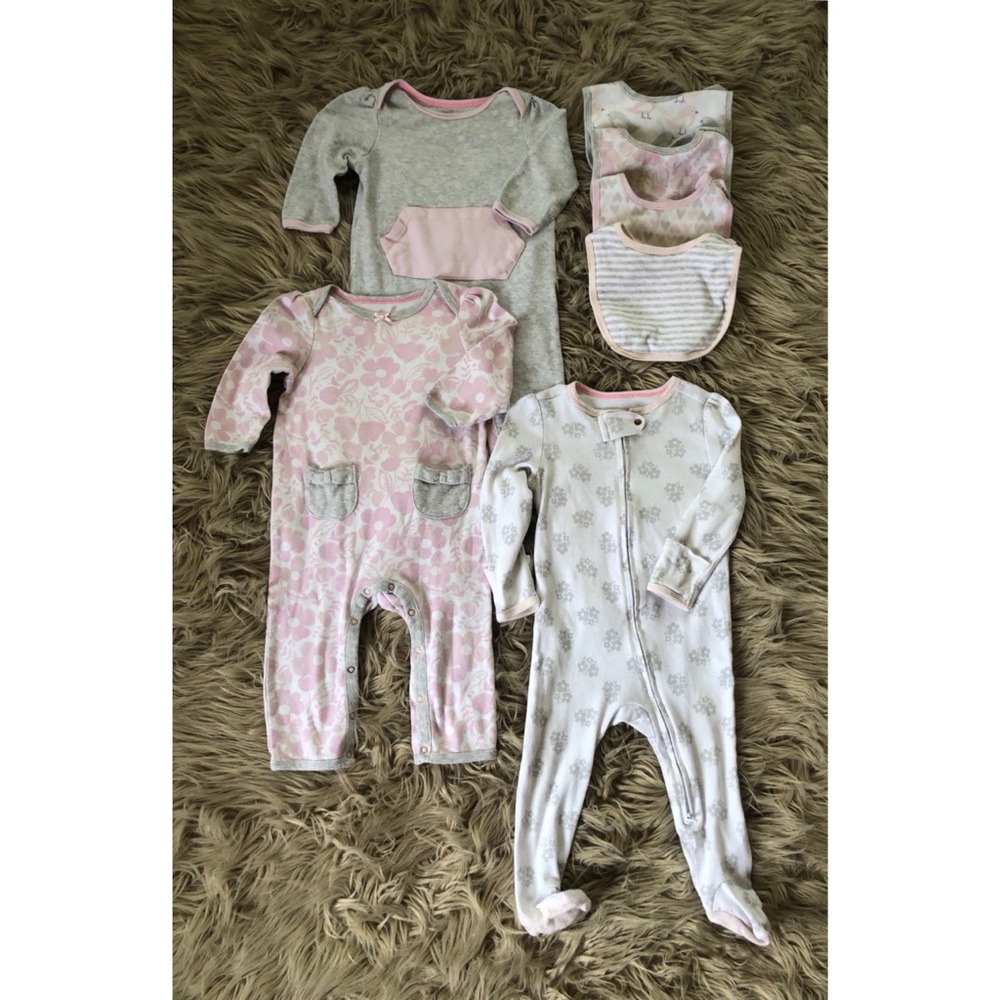 *Baby Girls 6-9mth Sleepers & Bibs Set*